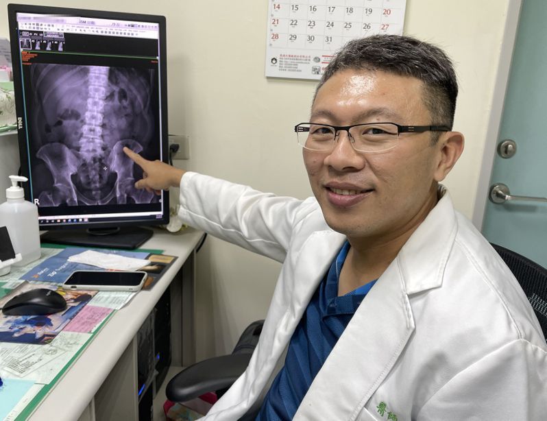 醫師林佳緯說明，蔡姓工程師腰痛經檢查為上臀神經纏套引起。圖／烏日林新醫院提供