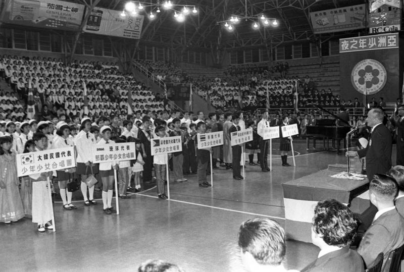 1971年4月7日，來台參加第六屆亞洲兒童合唱大會的各國兒童合唱團在「亞洲少年之夜」之夜中互動珍重再見。圖／聯合報系資料照片