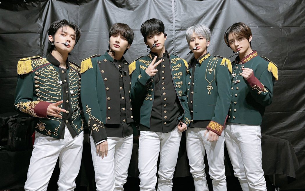 TXT成员YEONJUN（左起）、HUENINGKAI、SOOBIN、TAEHYUN、BEOMGYU清明连假来台开唱。图／Applewood Taiwan提供