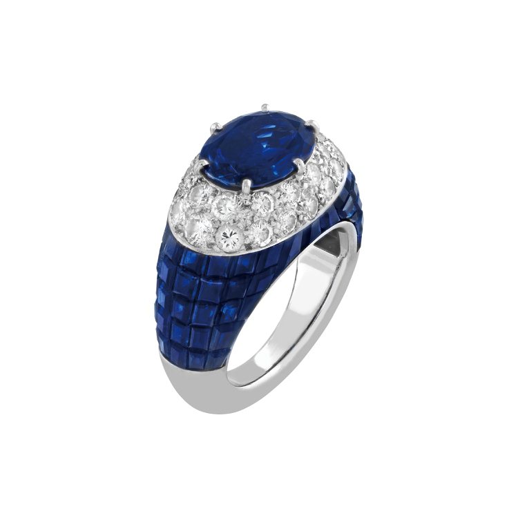 梵克雅寶Heritage典藏系列Ankara戒指，創作於1972年，鉑金、白K金、藍寶石、Traditional Mystery Set傳統隱密式鑲嵌藍寶石、鑽石。圖／梵克雅寶提供