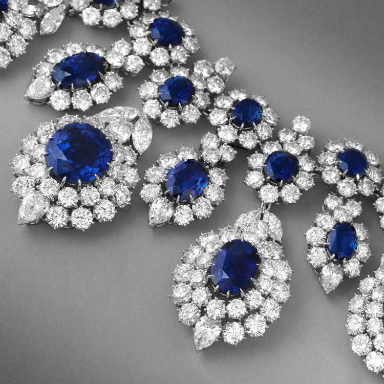 2022年在馬斯垂克的TEFAF博覽會中展出一串1969年的項鍊，其可觀之處在於選用大量藍寶石，以及 源自瑰麗大自然及印度裝飾元素的創作靈感。圖／梵克雅寶提供