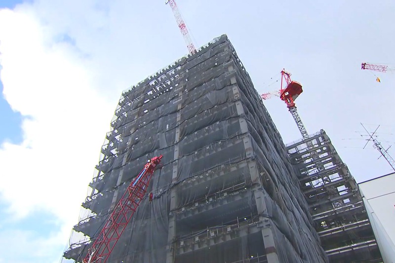 日本大成建設在札幌市中心興建中的26層商業大樓被抓包偷工減料，現在要把已經興建15層樓的建築打掉重練，前所未聞。圖／取自YouTube／STVニュース北海道