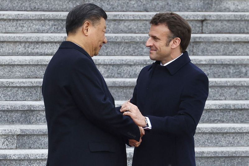 中國大陸國家主席習近平（左）6日在北京歡迎來訪的法國總統馬克宏（右）。法新社