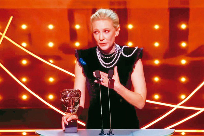 凱特布蘭琪獲「英國奧斯卡」（BAFTA）影后，一串珍珠項鍊披在左肩，竟如將領的喧赫肩章，橫跨雌雄。（圖／陳建志提供）