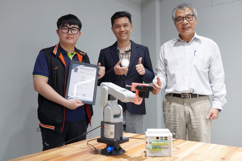 大葉大學與宏新科公司共同開發水果採摘機器人，參加馬來西亞MTE國際發明展拿下銀牌獎。圖／大葉大學提供