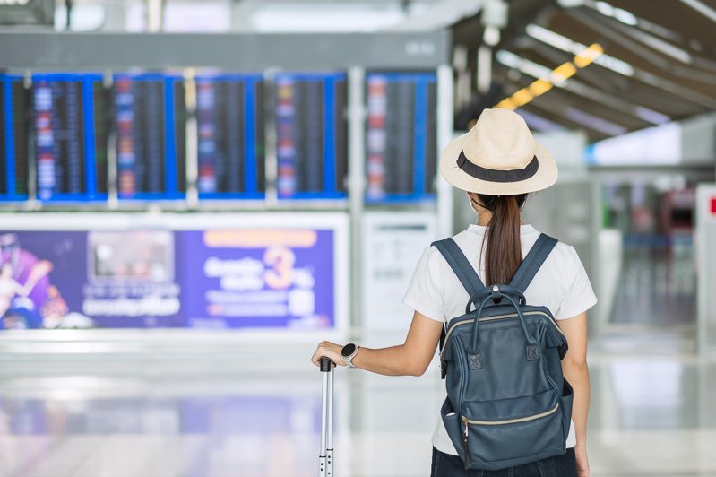 一名網友抱怨，因旅行社疏失搞丟護照，導致一家4口到機場才驚覺無法出國，甚至還被旅行社丟包在機場。示意圖／ingimage