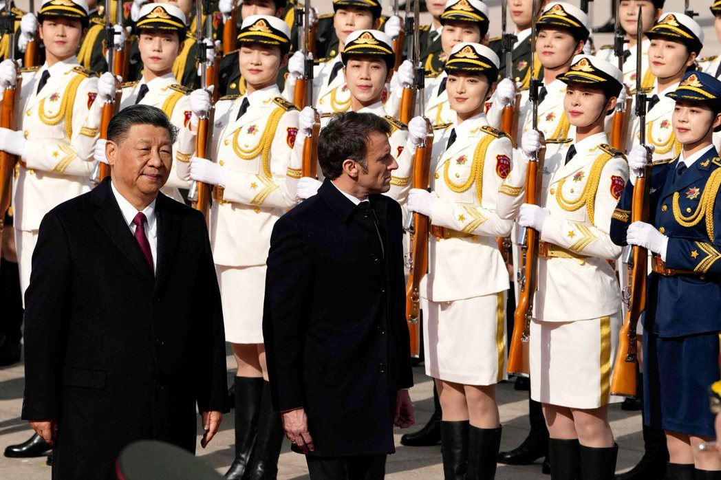 習近平和馬克宏在中國北京人民大會堂舉行的官方歡迎儀式上檢閱中國軍隊。 圖／法新社