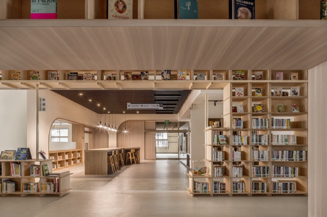 透過打開空間的改造設計，引自然光入室，讓圖書館的閱讀環境更加舒適。 圖／徐忠瑋建...