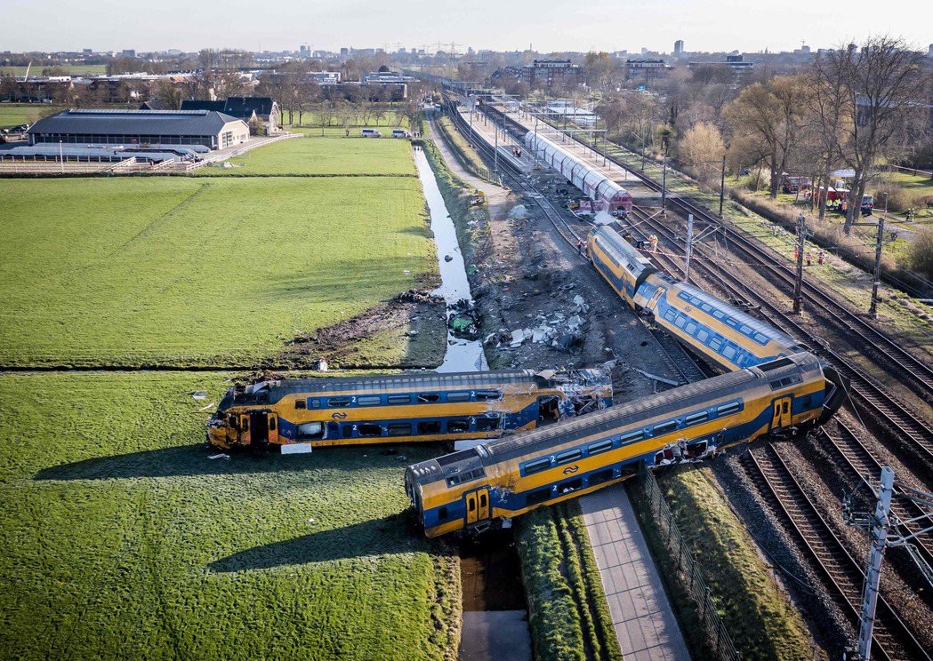 4月4日在行經荷蘭福爾斯霍藤鎮附近時出軌的荷鐵列車。 圖／法新社　