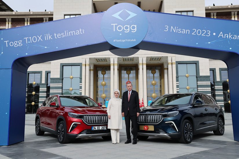 土耳其首款國產純電休旅Togg T10X開始量產交車，總統艾爾段與夫人艾米內為第一位車主。 圖／Togg