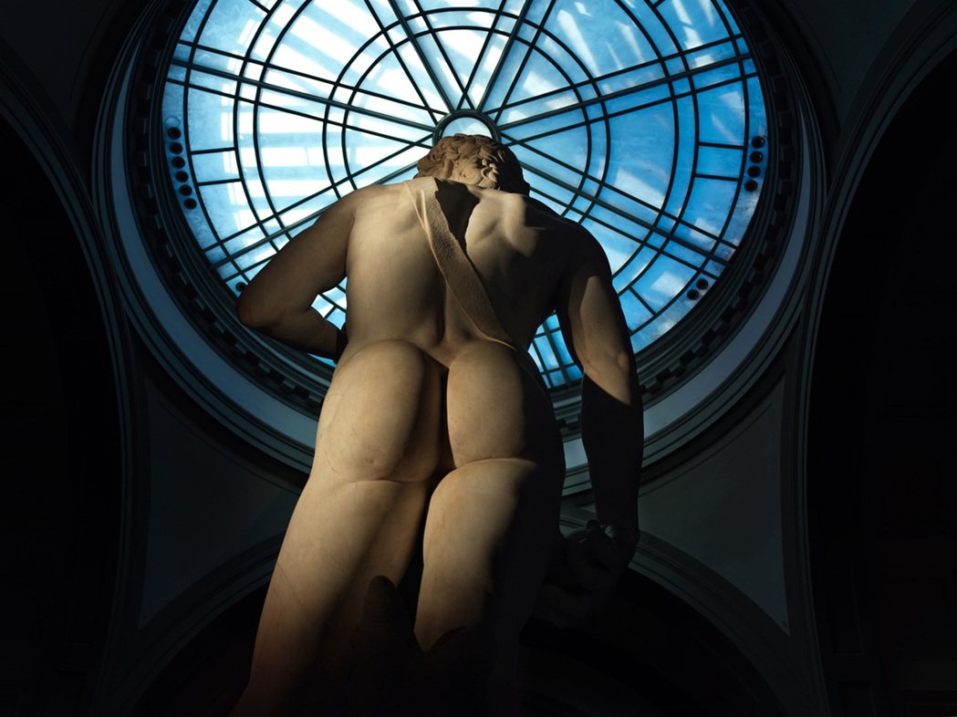 米開朗基羅《大衛像》背影，以及臀部。 圖／佛羅倫斯學院美術館