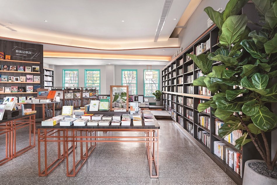 誠品書店期間限定店的整體規劃讓懷有昭和美感的85年老建築內部以嶄新風貌重新面世。