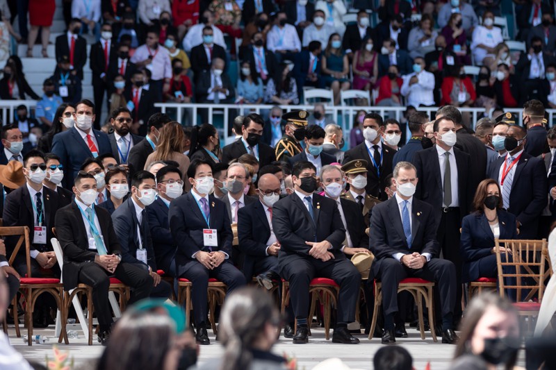 副總統賴清德（前排左）在2022年1月參加宏都拉斯總統卡斯楚的就職典禮，當時所有領袖人物都戴口罩。圖／總統府提供