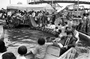 1973年4月8日，200多名弱勢兒童在社福團體協助下，在大同水上樂園過了一個遲來但快樂的兒童節。圖／聯合報系資料照片