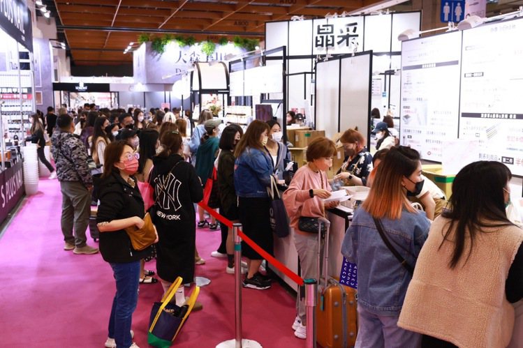 第33屆國際美容化妝品展，今天在世貿一館登場，首日吸引破萬人潮搶購。記者王聰賢／攝影