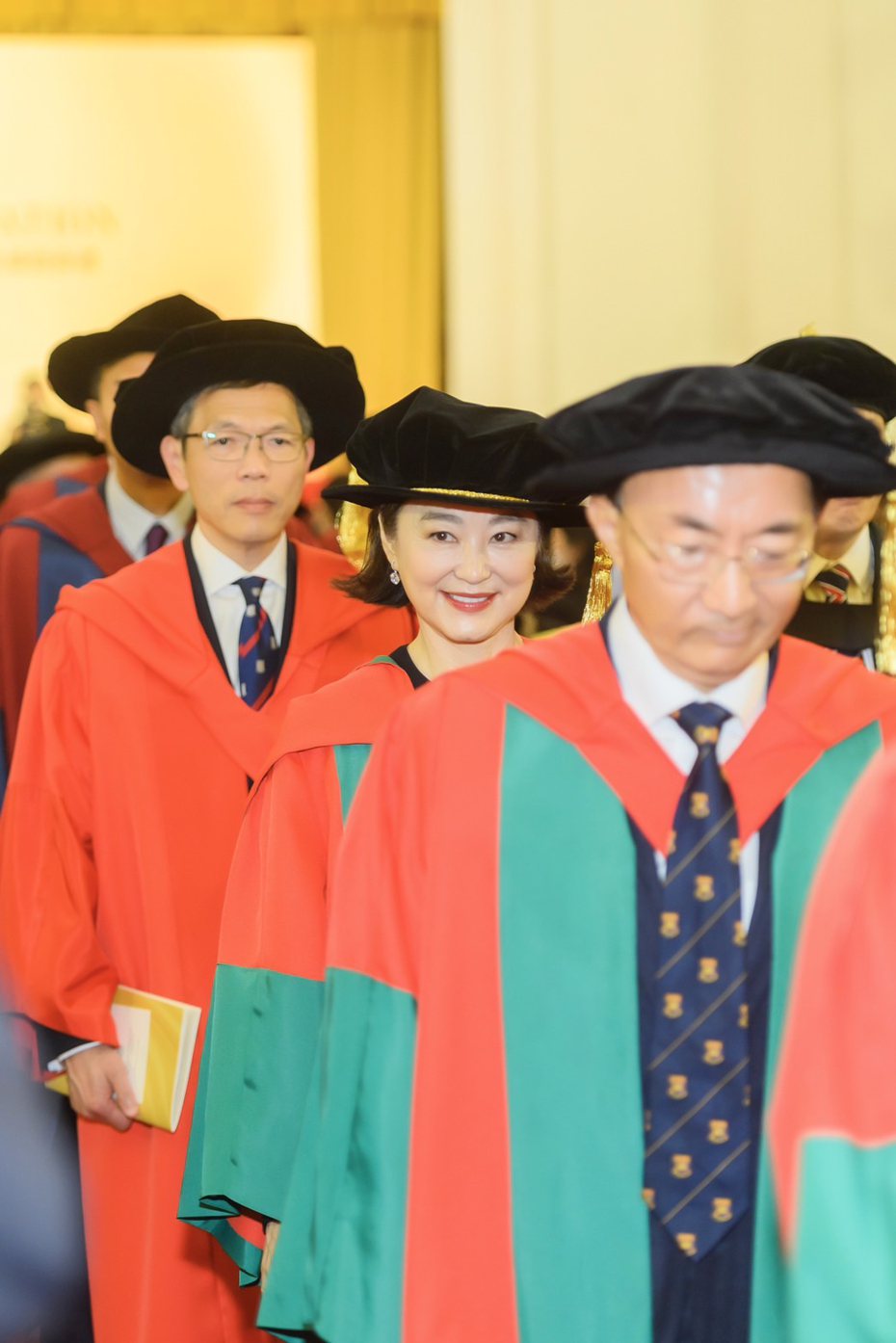 林青霞（中）在香港大學榮譽博士學位頒贈典禮上，依舊是最閃亮的焦點。圖／讀者提供