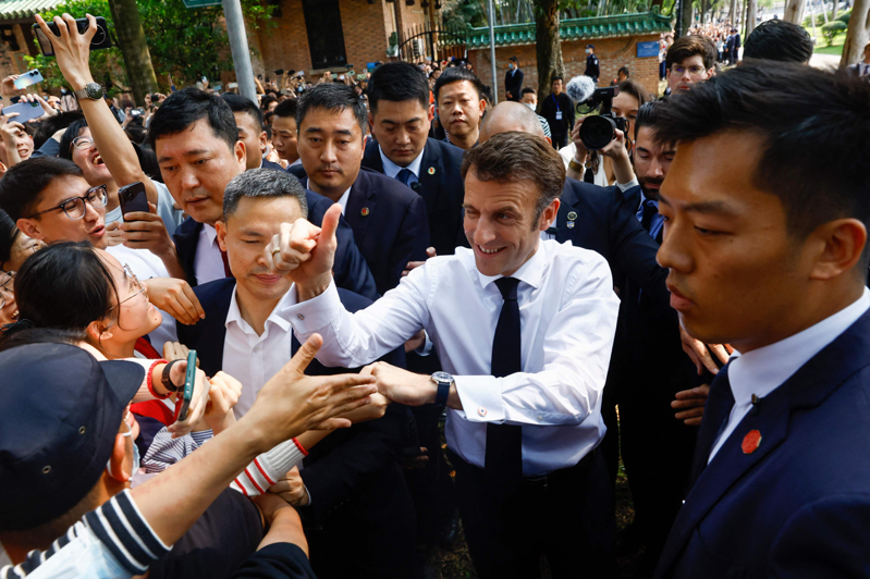 法国总统马克宏7日到访广州中山大学，受到学生的热烈欢迎。（法新社）(photo:UDN)