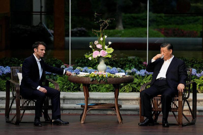 中国国家主席习近平4月7日与法国总统马克宏（Emmanuel Macron）在广州非正式会晤，两人一起喝茶。路透(photo:UDN)