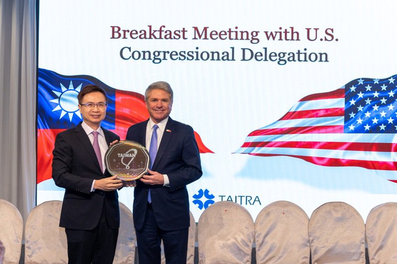 外貿協會黃志芳董事長(左)致贈有臺灣圖像的八吋晶圓片紀念品予美國眾議院外交委員會麥考爾主席(右)。貿協提供