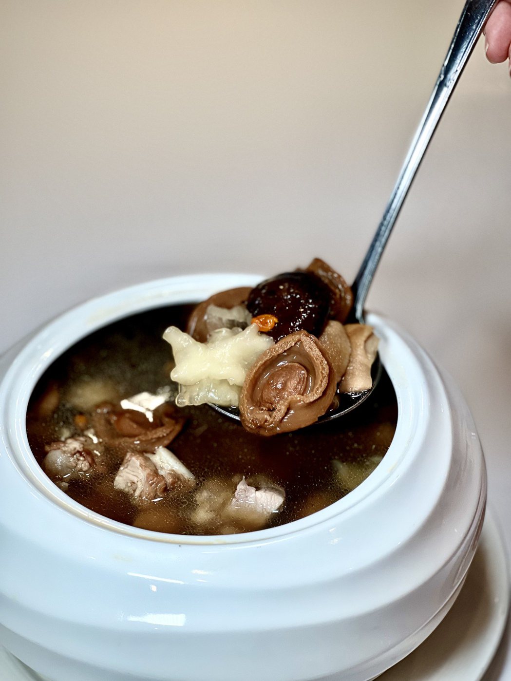 吉品鮑魚佛跳牆是歐華軒獲獎無數的代表菜，湯汁清澈味醇，無芋頭影響湯頭的特殊做法，...