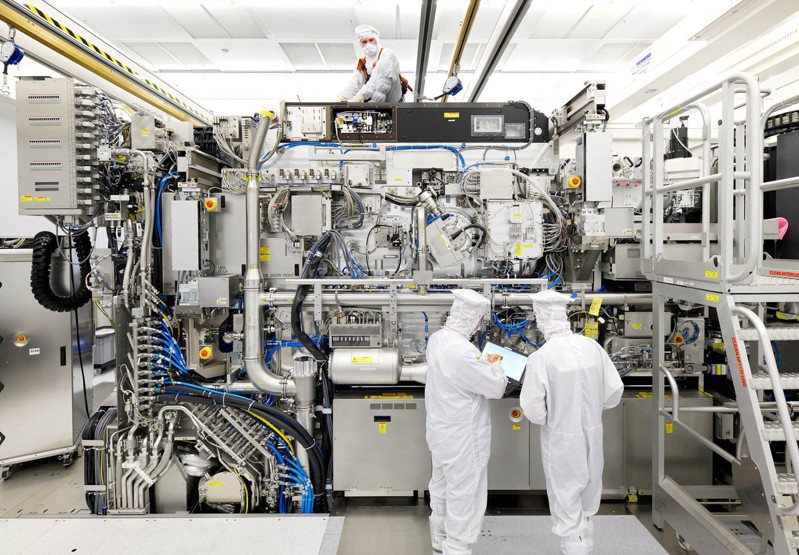荷蘭艾司摩爾（ASML）在頂級半導體晶片生產和供應鏈中占關鍵位置。圖為艾司摩爾公司員工組裝光刻機。（路透）