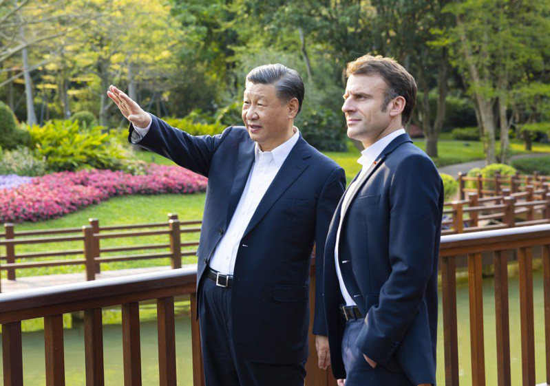 中国国家主席习近平7日在广州松园同法国总统马克宏举行非正式会晤，散步庭园，观赏岭南园林的独特景致。（新华社）(photo:UDN)