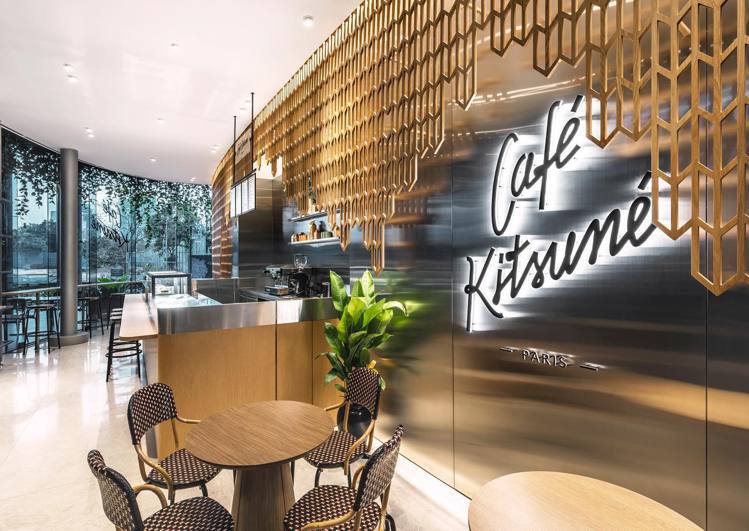 巴黎獨有的咖啡廳文化，也是Maison Kitsuné的DNA，因此台灣首家專賣店結合了Café Kitsuné（圖為曼谷Café Kitsuné）。圖／摘自facebook