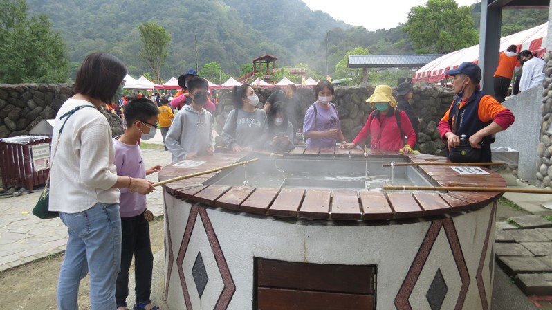 苗栗縣泰雅文物館新亮點煮蛋池，遊客享受泴泉煮蛋趣味。記者范榮達／攝影