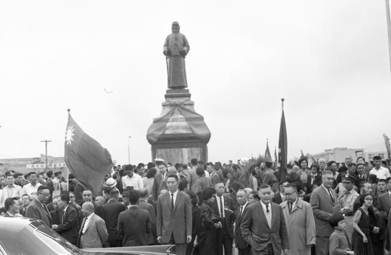 于右任銅像揭幕典禮，現場近千人士參加。圖／聯合報系資料照片