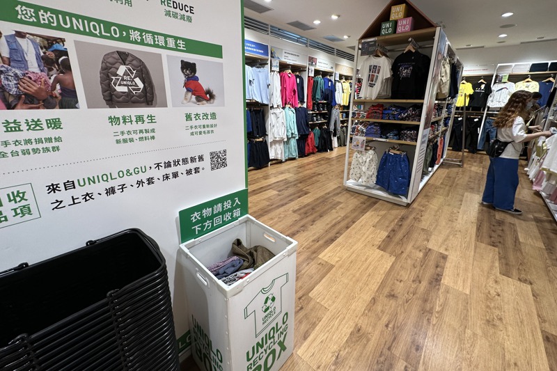 UNIQLO高雄巨蛋門市的舊衣回收箱，有七成滿，店員表示，有消費者會定期整理衣物送來。 記者王慧瑛／攝影