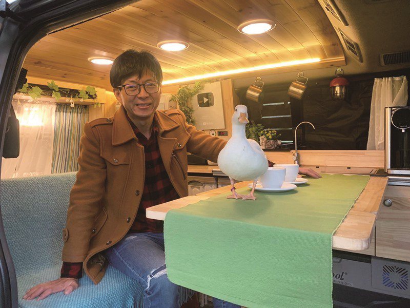 彭銘君改造的露營車就像是迷你小套房，近來還加入寵物柯爾鴨「呱呱」一起旅行。