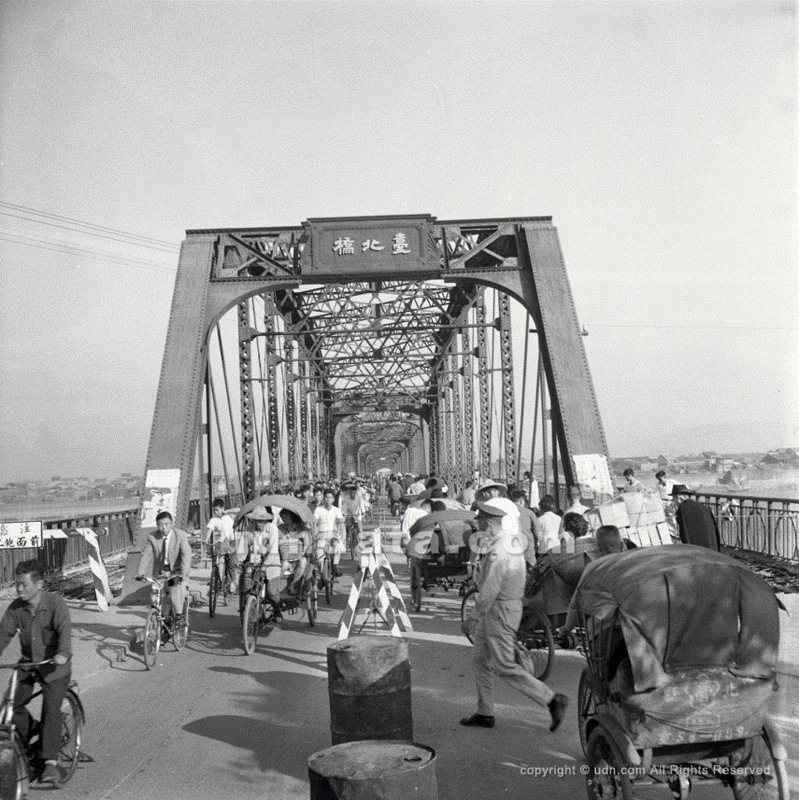 連結台北新北雙北交通重要關鍵橋樑的台北大橋，當年台北橋頂上的三大字據說是黃金所鑄成。圖／聯合報系資料照（1960／11／10　陳維在攝影）
