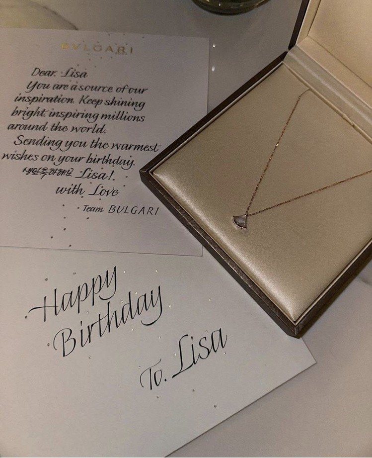 寶格麗全球品牌代言人Lisa於生日時獲贈Divas' Dream系列玫瑰金珍珠母貝項鍊。圖／摘自藝人IG