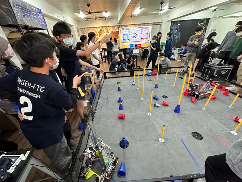 南科實中參加機器人大賽台灣區賽，高中國中隊都贏得冠軍，即將進軍世界大賽。圖／參賽團隊提供