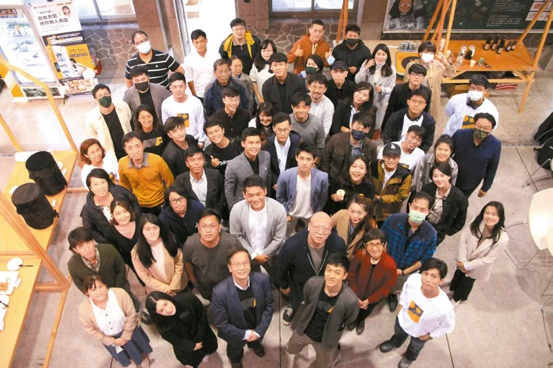 王崇智（第一排中間戴眼鏡者）將在矽谷累積的創新經驗帶回台灣，協助想創業的年輕人。...
