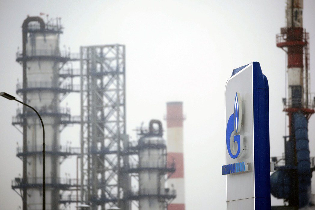 普丁政權下令Gazprom截斷了大部分供給摩國的天然氣，卻宣稱是因為俄烏戰爭，經由烏克蘭的天然氣管道被烏國停止輸出。圖為Gazprom位於莫斯科的煉油廠。 圖／歐新社