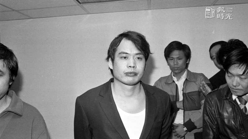 涉及多件殺人、強盜等重大刑案的劉煥榮（中）六日從日本押解回國。圖／聯合報系資料照（1986/03/06　馮立罡攝影） 
