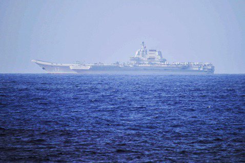日本防衛省於2023年4月5日拍攝，中國航母山東艦在沖繩以南約300公里的太平洋...