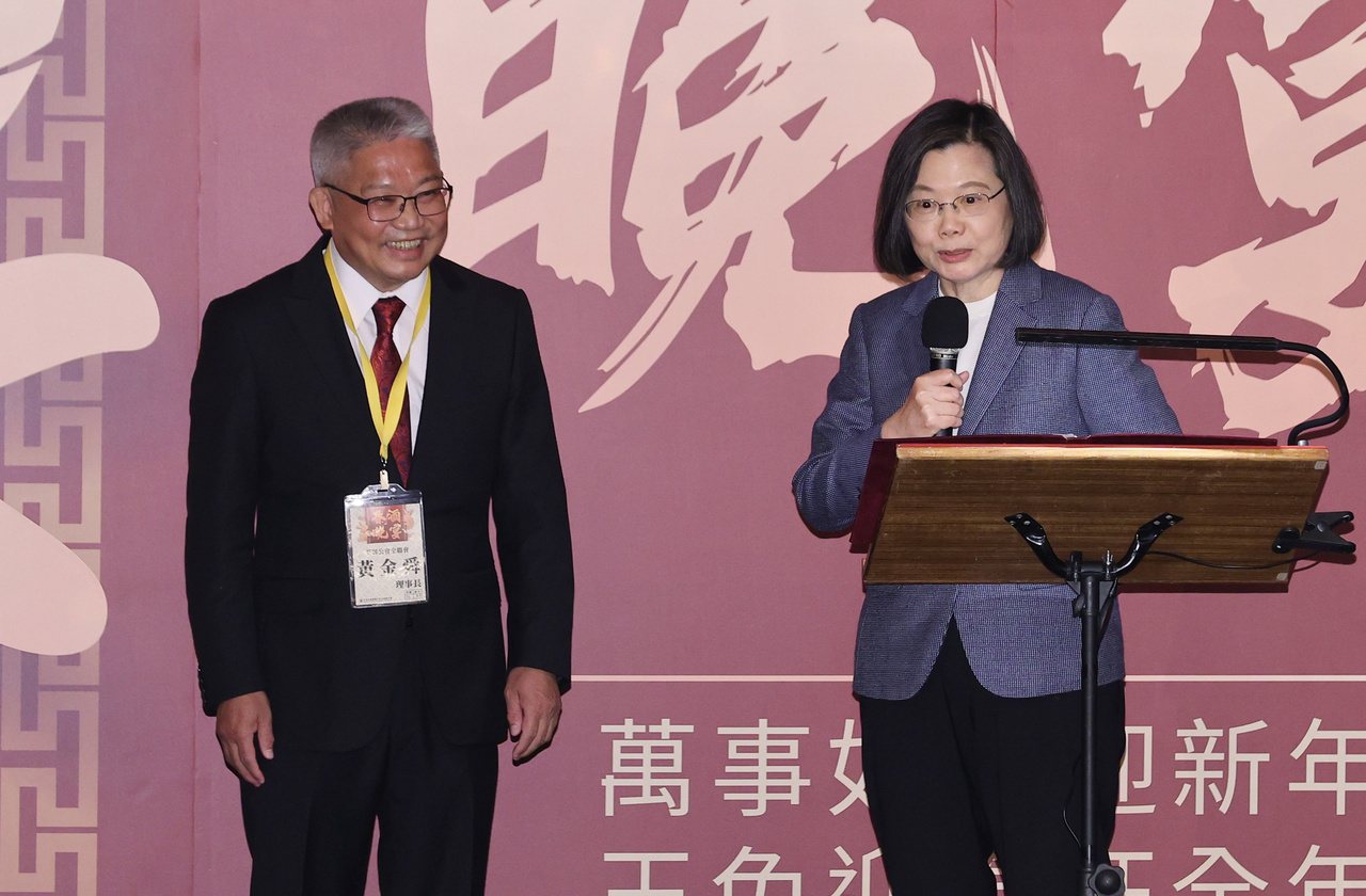 蔡英文總統（右）出席中華民國藥師公會全國聯合會春酒晚宴，並與理事長黃金舜（左）同台。本報資料照