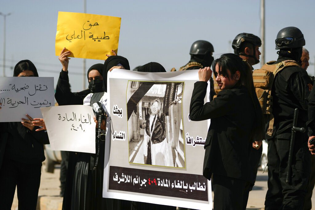 今年1月伊拉克一名22歲的YouTuber艾爾阿里遭父親以通姦為由殺害，圖為示威者手舉含有艾爾阿里照片的標語抗議。 圖／美聯社