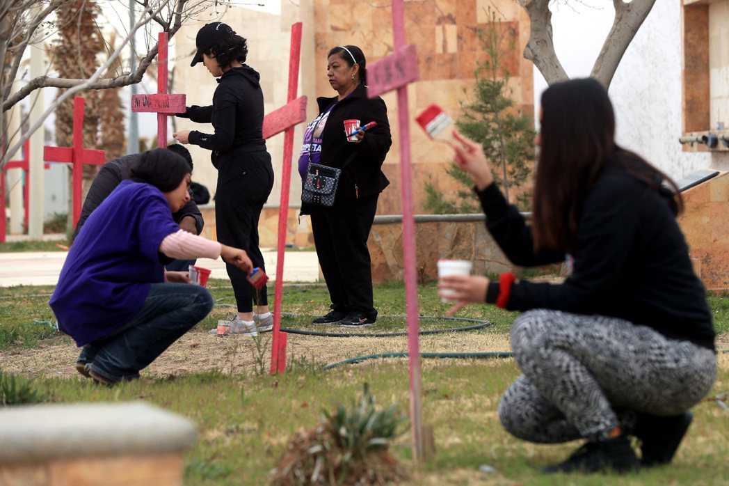 圖為今年2月倡議者和家屬正在為墨西哥女性謀殺案的受害者粉刷十字架，並在上面寫下「不要再有下一個」字樣。 圖／歐新社