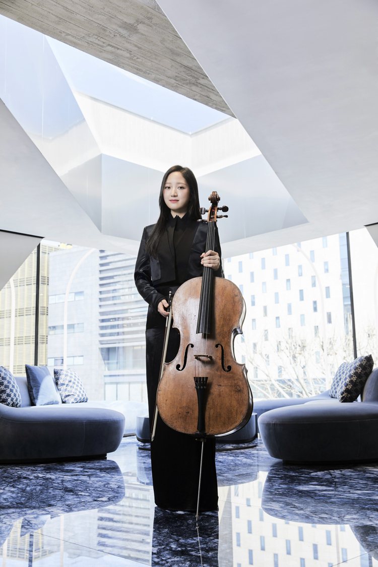 大提琴家崔夏英獲頒由FENDI與世宗獨奏家合奏團合作頒發的「FENDI音樂大獎」。圖／FENDI提供