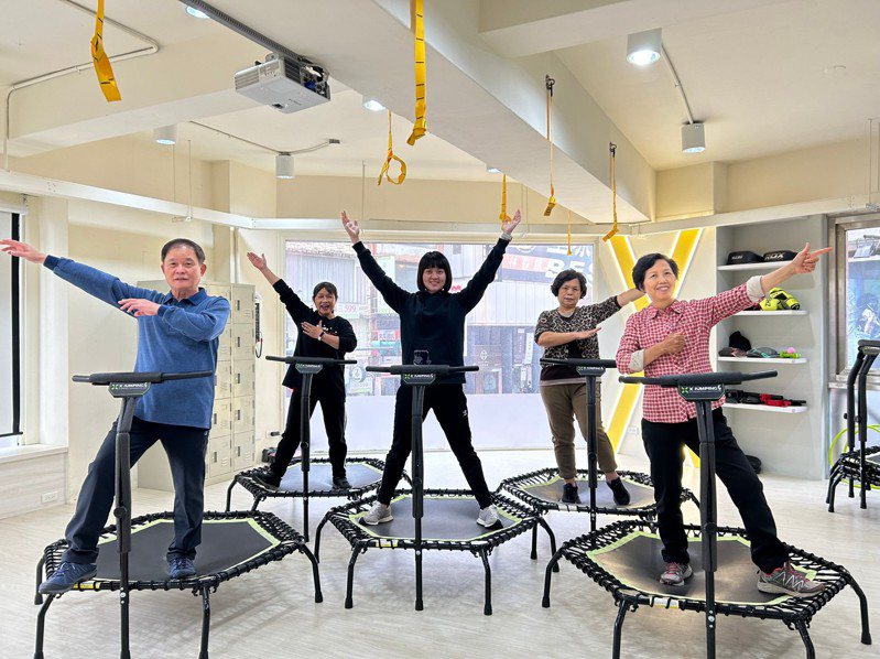 高年級生俱樂部提供「TRX」懸吊式阻抗訓練課程，可以讓爺奶們鍛鍊核心肌群，增加肌耐力。圖／新竹市政府提供