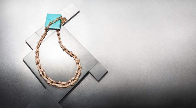 Tiffany HardWear 18K玫瑰金鏈結設計鋪鑲鑽石項鍊，627萬元。...