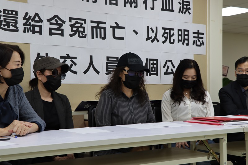 外交官墜樓案，遺孀俞惠敏（左三）與王之化妹妹（左二）一起舉行記者會，向媒體控訴王之化在生前遭到職場霸凌。記者陳熙文／攝影