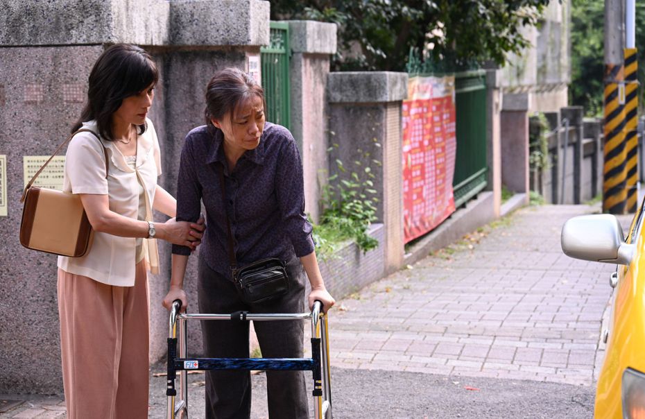 范瑞君(右)在「最佳配角」中演出癌末病人，黃柔閩陪她回家。圖／大愛電視提供