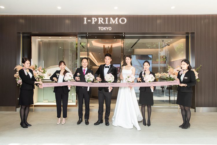 幸福夫妻檔許孟哲（中）與趙孟姿（右三）一同站台出席I-PRIMO中山店改裝開幕，甜美相伴。圖／I-PRIMO提供