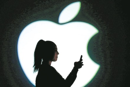 外電報導，蘋果今年最頂規的iPhone 15 Pro Max新機售價高達人民幣2萬元（約新台幣9萬元），是歷來最貴的iPhone。（路透）