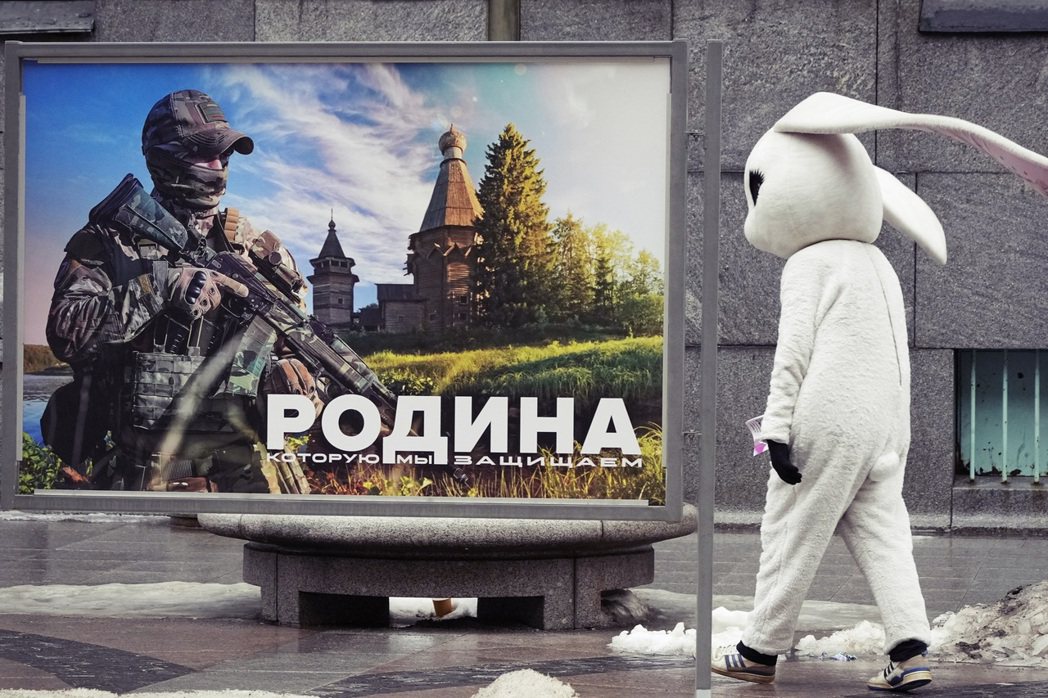 圖為2023年，在俄羅斯聖彼得堡的街頭，一幅募兵廣告寫著：「捍衛祖國」。 圖／美...