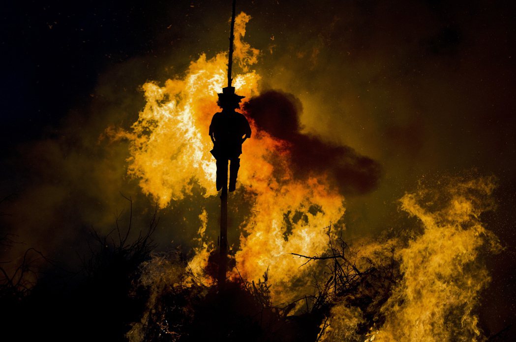 在德國城鎮Goeda，一個女巫人偶被焚燒，以慶祝「女巫之夜」（Walpurgis...